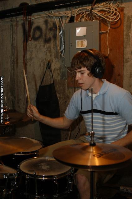 [solipsist on May 14, 2004 at the Dirty Basement (Dover, NH)]