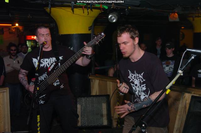 [throwing shrapnel on Apr 9, 2005 at the Bombshelter (Manchester, NH)]