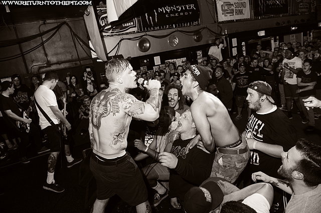 [trapped under ice on Apr 21, 2013 at the Palladium - Secondstage (Worcester, MA)]